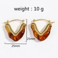 Detail van U-vormige amberen hars oorbellen met afmetingen en gewichtsgegevens - Amber Goud