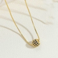 Dettaglio collana con catena a scatola dorata e pendente a sfera con pietre blu - Blu Reale