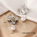 Dettaglio di orecchini a fiore d'argento con perla e misure di 6 cm per 3,4 cm - Fiore d'Argento
