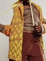 Makrodetail der Retro-Strickstruktur und des zweifarbigen Musters auf dem Cardigan - Einheitsgröße / Gelb