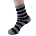 Detail von grau-schwarz gestreiften Korallenvlies-Socken mit weicher Plüschtextur - Einheitsgröße / Herren Gestreift Grau