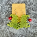 Detailaufnahme der grünen Glitzer-Acryl-Weihnachtsbaum-Ohrringe mit roter Perle - Dunkelgrüner Acryl-Weihnachtsbaum