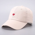 Primer plano del bordado de corazón rojo en una gorra de béisbol beige con costuras finas - Ajustable / Corazón Bordado Beige
