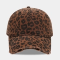 Detailansicht der abgenutzten Krempe der Baseballkappe mit Leopardenmuster und Vintage-Look - Verstellbar / Kaffeebraun