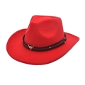Détail du chapeau cowboy rouge en feutre avec tête de taureau et bande cloutée - M (56-58cm) / Rouge