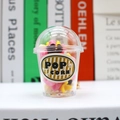 Makroaufnahme eines Mini-Popcorn-Schlüsselanhängers mit bunten Perlen und Streifenetikett - Popcorn-Schwarz