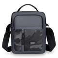 Borsa a tracolla da uomo mimetica grigio scuro con etichetta SPORT e spallaccio - Grigio
