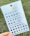 Dettaglio di adesivi per unghie 3D con cuori d'argento Me462 in confezione chiara - Me462 / Argento