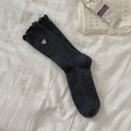 Chaussettes grises tricotées avec broderie cœur et bords à volants sur fond blanc - Broderie Coeur / Gris foncé