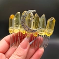 Handgefertigter silberner Haarkamm mit gelben Naturkristallen und Mondanhänger Design - Gelber Kristall + Mond + Sterne