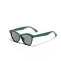 Occhiali da sole moderni cat-eye con montatura verde e lenti grigie su sfondo bianco - Verde moda