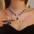 Set collana e orecchini in argento con pietre preziose nere indossato da una modella - Nero (DTN14027355BK)