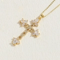 Collana con ciondolo a croce dorata con zirconi bianchi a goccia e sottile catena d'oro - Bianco