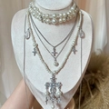 Collar barroco de varias capas con perlas y colgantes de cruz con diamantes imitación - Collar Blanco Plateado (Juego de Dos Piezas)