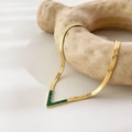 Elegante collana a V placcata oro 18K con inserto in malachite verde su supporto moderno - Texture Di Malachite / Verde