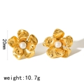 Detail von 20mm goldenen Blumenohrringen mit weißen Perlen und stilvollen Metalltexturen - Goldene Blumen-Perlen-Ohrstecker (TE6827)