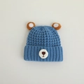 Baby Winter-Strickmütze in Foggy Blue mit Bärenohren und kleinem Bärengesicht-Stickerei - 44-48cm(8M-2J) / Blaue Bärenohren
