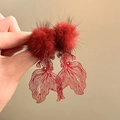 Elegante rote Koi-Fisch-Ohrringe mit flauschigen Pompons und hohler Metallverarbeitung - Silberner Ohrring-Stift - Rot