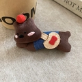 Detail van de pluchen berenhaarklem met rode pompon en blauwe stof met witte stippen - Bruine Stipjes Beer (Eendenbek Clip)