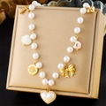 Collar de perlas con colgantes de corazón, concha y lazo en un soporte dorado - Estilo Multi-Dije de Perlas de Imitación (N3346)