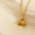 Collana minimalista con ciondolo a forma di loto dorato su elegante sfondo di seta - Grande / Oro