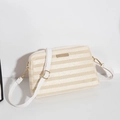 Gestreepte rieten crossbodytas met crème vezels en verstelbare witte lederen schouderriem - Color Block
