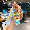 Schattige sleutelhanger met cartoon jongen in blauw drakenpak en bijpassende band. - B118-2 Hemelsblauw