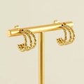 Orecchini a strati placcati oro 18k a forma di C su supporto per gioielli dorato - Oro