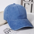 Nahaufnahme der gewaschenen Denim-Baseballkappe mit Sechs-Panel-Struktur und Belüftungslöchern - Blau