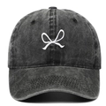 Detalle de bordado de lazo blanco en gorra de béisbol vintage de algodón lavado gris - Ajustable / Negro