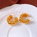 Detailaufnahme der 18K vergoldeten C-Form Creolen mit dicker gedrehter Croissant-Textur - Silberstift C-Förmiger Gedrehter Gesteppter Stil / Gold (Echtgold Vergoldet)