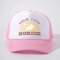 Roze en witte trucker pet met Hold Your Horses print en verstelbare achterkant van mesh - Eén maat / Roze