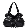 Schwarze Hobo-Tasche aus genarbtem Leder mit gewebter Tasche und doppelten Quasten - Schwarz