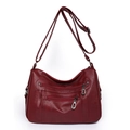 Bolso bandolera de cuero sintético rojo oscuro con doble cremallera y acabado suave - Rojo