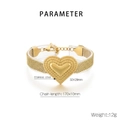 Dettaglio del bracciale a maglia con ciondolo a cuore dorato in acciaio inossidabile - Bracciale in Maglia a Cuore (KB204096-SXSJ)