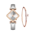 Détail d'une montre carrée en or rose avec bracelet gris et bracelet étoile assorti - Montre blanche et bracelet