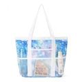 Vue détaillée du sac de plage en maille avec poches contenant une bouteille. - Petites Feuilles Bleues