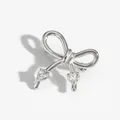Broche nœud argentée avec pierres en zircon en forme de cœur et fermoir épingle sur blanc - Broche Noeud Argentée (PX011)