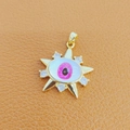 Goldener Anhänger mit Zirkonia und rosa Teufelsauge auf braunem Lederhintergrund - 6-Gold Rosa Auge Sonnenstrahl Rund