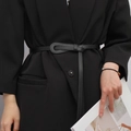 Fine ceinture noire minimaliste pour femme, nouée sur un blazer noir élégant et chic - Noir