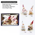 Lot de quatre figurines de Père Noël sur traîneaux avec paillettes et détails peluche - D2403 (Boîte de 4) Poupées
