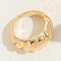 Minimalistischer 14K vergoldeter Croissant-Ring mit Spiraltextur und verstellbarem Band - Croissant Textur Stil
