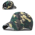 Détail d'une casquette camouflage à queue de cheval avec bord usé et ouverture croisée arrière - Casquette Queue de Cheval (Style Usé) / Camouflage Vert