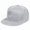 Graue Snapback Cap mit flachem Schirm und hochwertiger USA-Flaggen-Stickerei vorne - Verstellbar / Grau