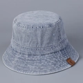 Dettaglio del cappello pescatore in denim lavato con cuciture e logo in pelle marrone - M(56-58cm) / Azzurro