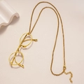Detalle del colgante con forma de gafas doradas, cierre de mosquetón y cadena fina - Collar - Dorado