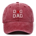 Detalle del bordado blanco DOG DAD en una gorra de algodón burdeos lavado de estilo vintage - Burdeos
