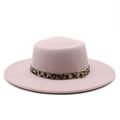 Détail du chapeau en feutre rose avec ruban léopard et boucle en métal dorée - M (56-58cm) / Rose Clair