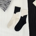 Asymmetrische schwarz-weiße MOUNTAIN Stricksocken mit stilvollem Color-Block-Muster - Einheitsgröße / Schwarz und Weiß Berg