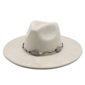 Detail eines beigen Fedora-Huts aus Wildleder mit böhmischem Band und Silberschnallen - M (56-59cm) / Beige Wildlederimitat